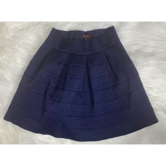 Juniors Pleated Textured Skater Skirt- Size Large - Picture 1 of 3